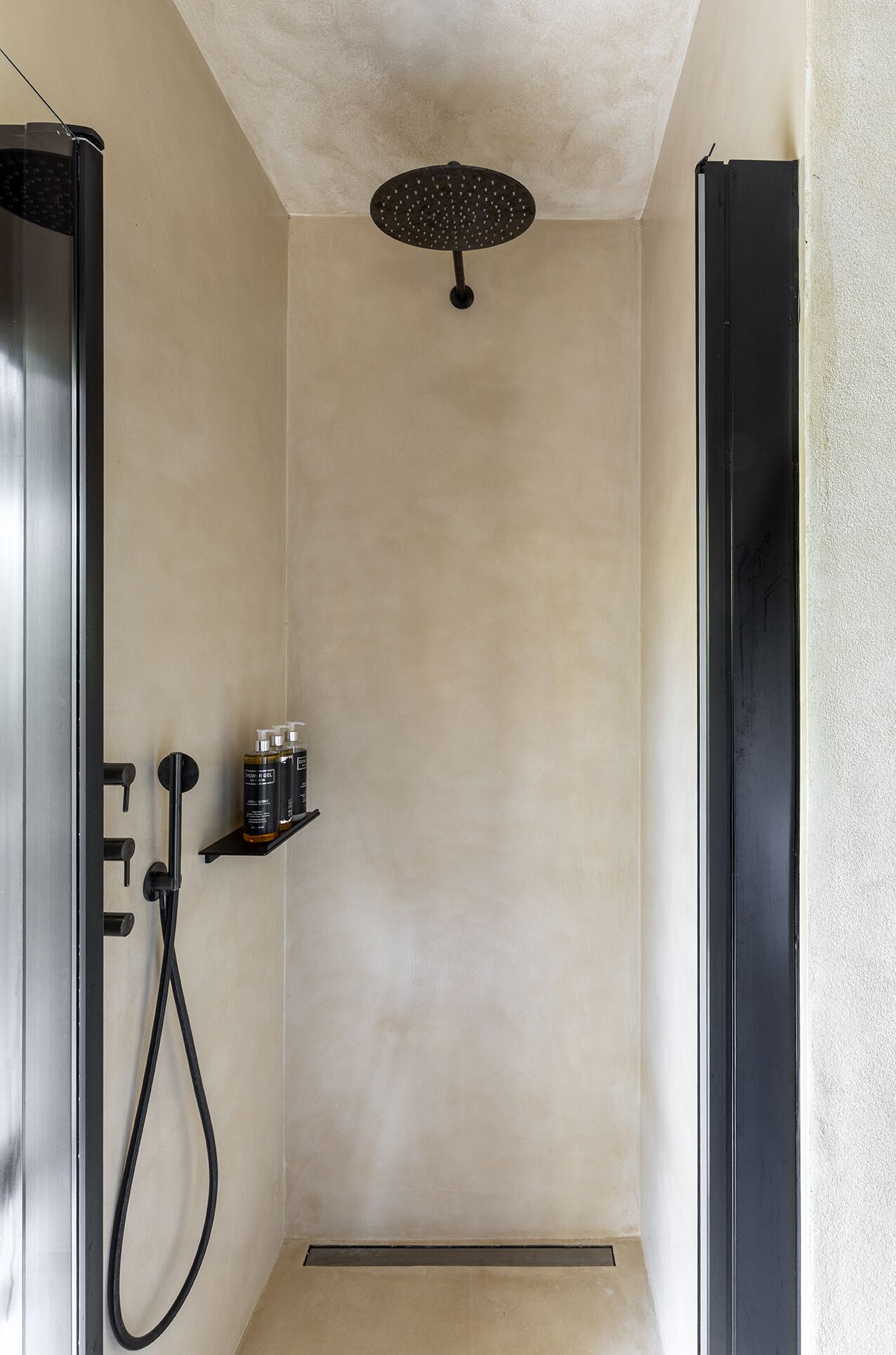 Walk-in rain shower finished in pale tadelakt