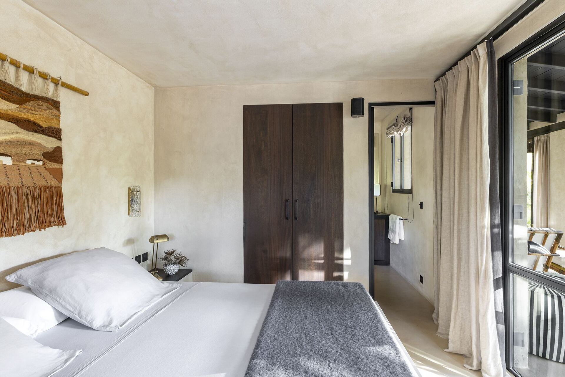 Guest bedroom opening onto the garden