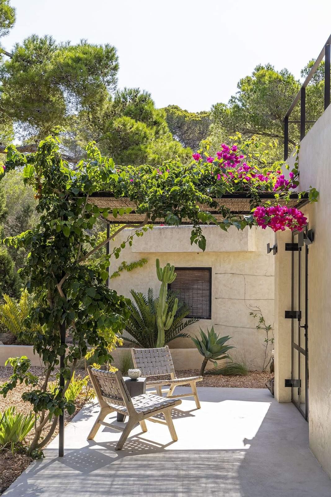 Guest bedroom courtyard set within the garden